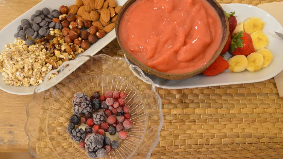 El smoothie bowl lleva fruta fresca y congelada, frutos secos, granola, frutos rojos y chocolate.