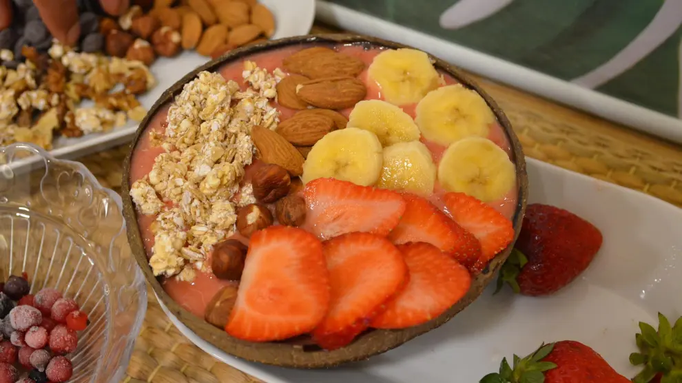 El smoothie bowl lleva fruta fresca y congelada, frutos secos, granola, frutos rojos y chocolate