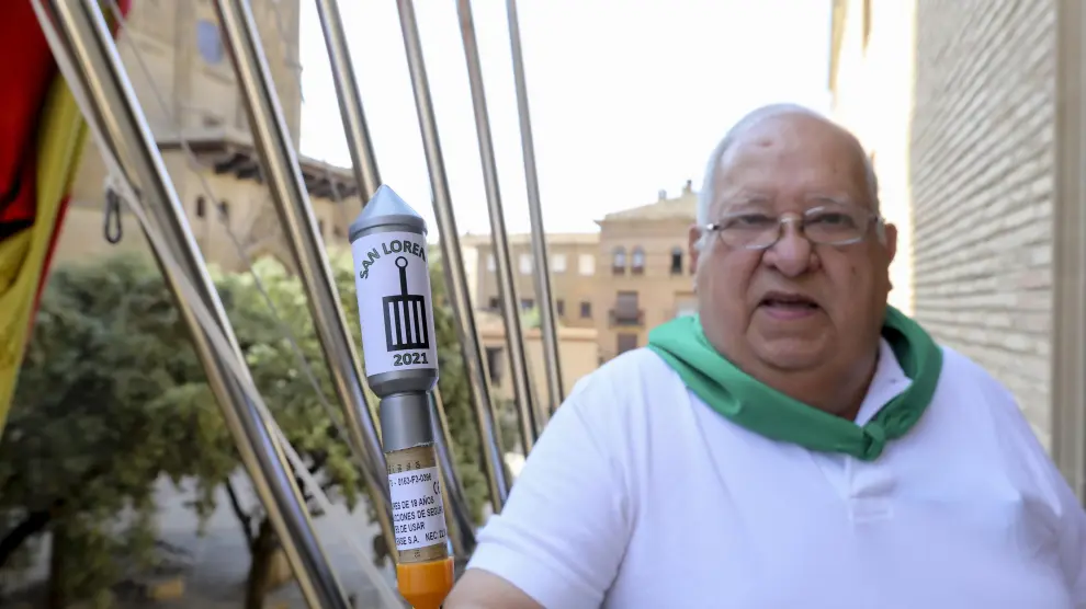 Gonzalo Hernández, de la Pirotecnia Oscense, en el balcón del Ayuntamiento de Huesca con una réplica del cohete que había encendido este 9 de agosto en el chupinazo de las fiestas de San Lorenzo.