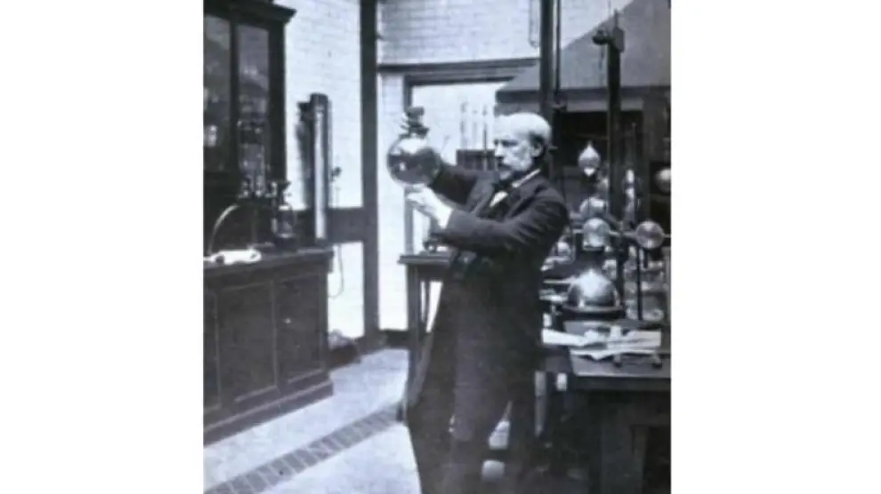 James Dewar, trabajando en su laboratorio