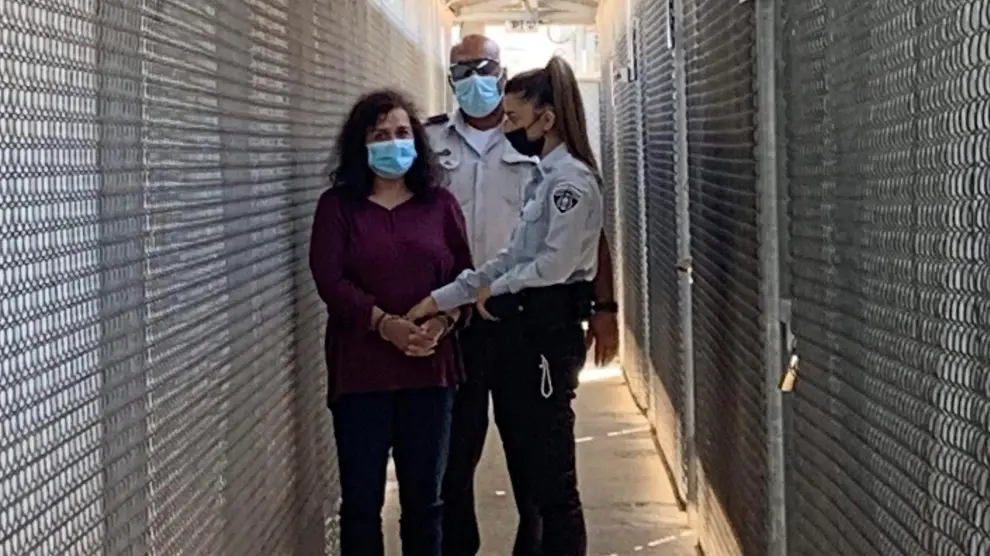 Juana Ruiz Sánchez es trasladada esposada de pies y manos en la prisión israelí de Ofer, en Cisjordania, antes del inicio de la vista judicial celebrada este martes.