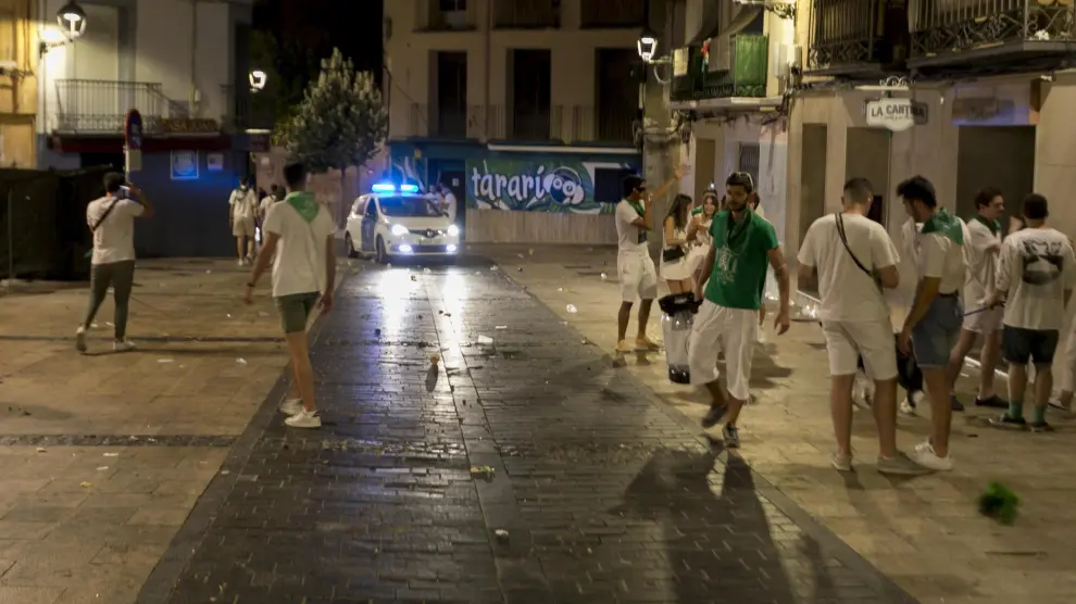La Policía Local de Huesca patrulla por la plaza de Los Fueros invitando a la gente a irse a casa con el toque de queda la primera noche de las 'no fiestas' de San Lorenzo.