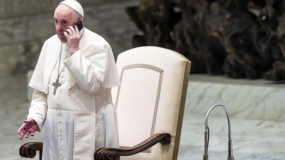El Papa habla por teléfono durante la audiencia general de este miércoles