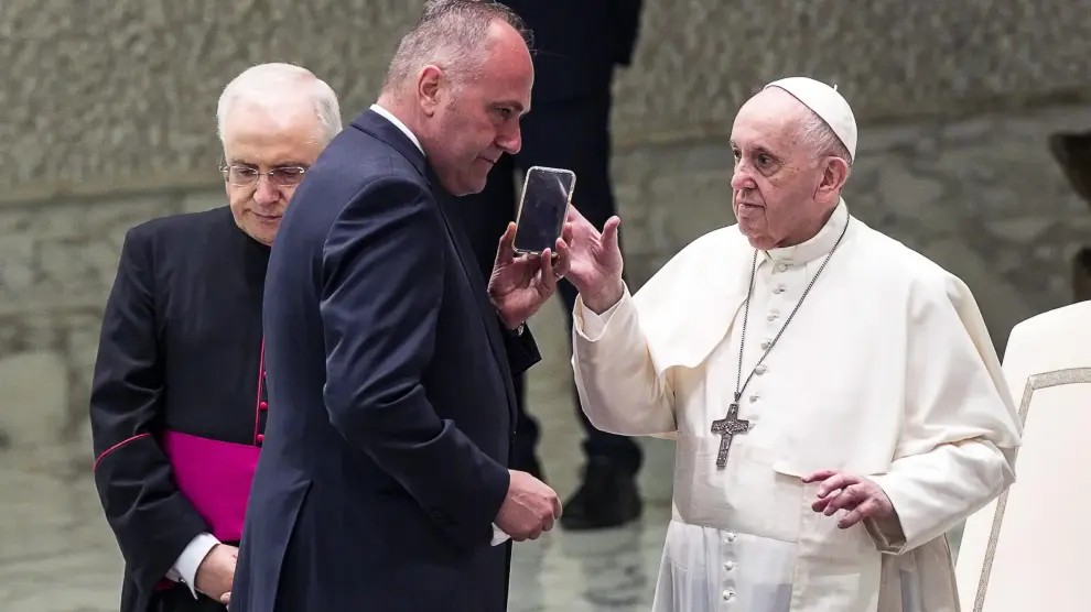 El Papa recibe una llamada telefónica