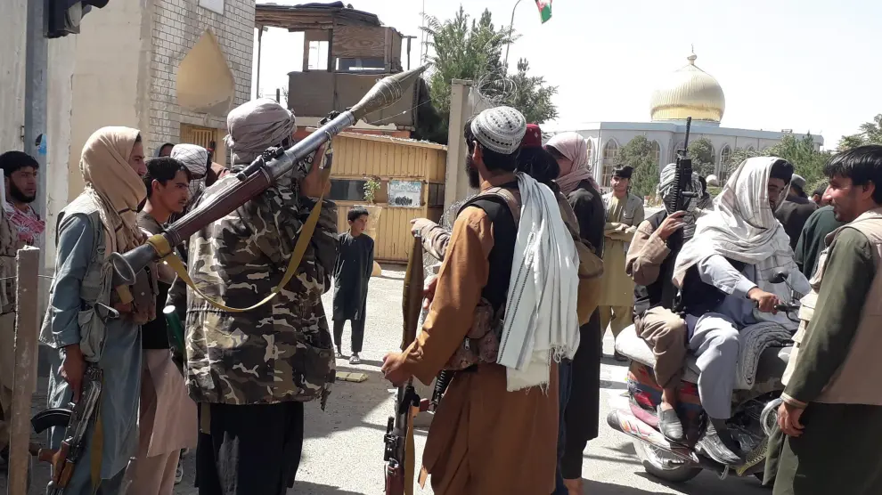 Control talibán a la entrada de la casa del gobernador de Ghazni, en Afganistán.