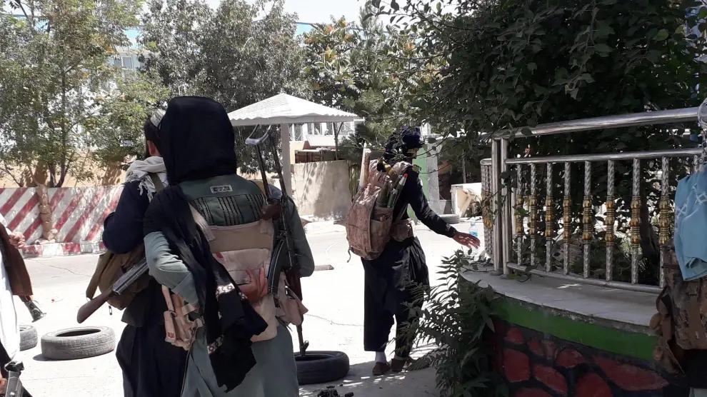 Militantes talibanes patrullan en una ciudad afgana.