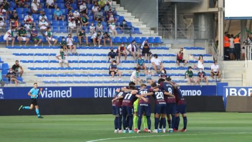 Los jugadores de la SD Huesca, reunidos en círculo durante el duelo con el Eibar.