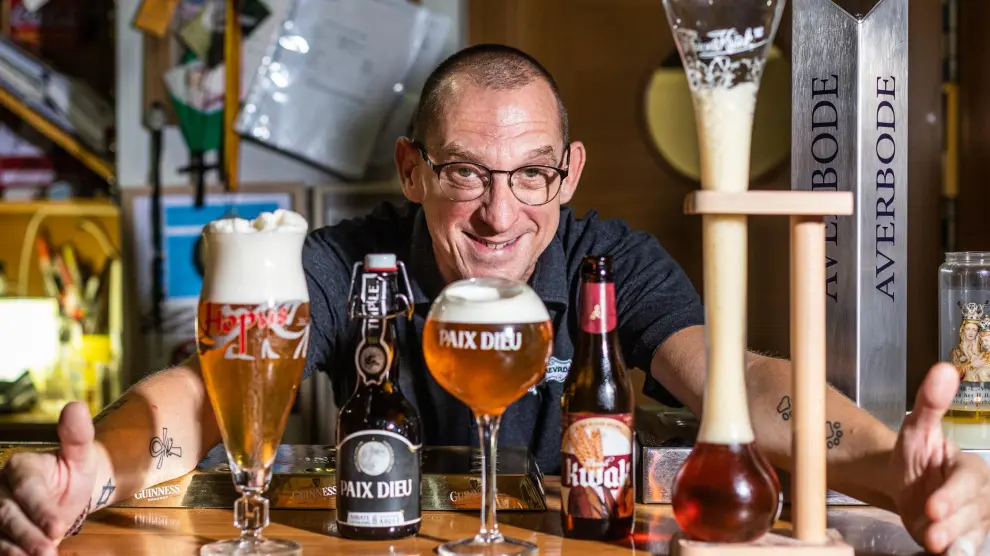Raúl Moncho, de La Cebada, con tres cervezas de importación servidas en copas muy diferentes