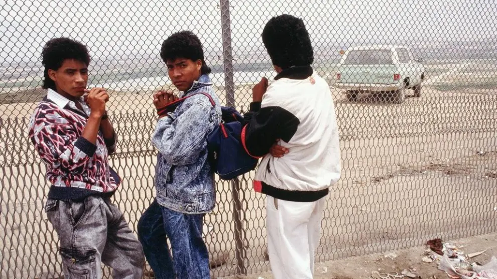 Inmigrantes latinoamericanos esperando saltar la alambrada entre Estados Unidos y México en Tijuana imagen de junio de 1991