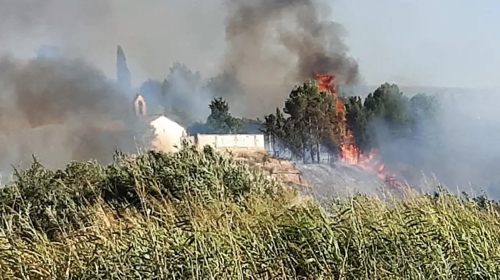 Uno de los focos del incendio de Sariñena rodeó la ermita de Santiago, en la imagen.