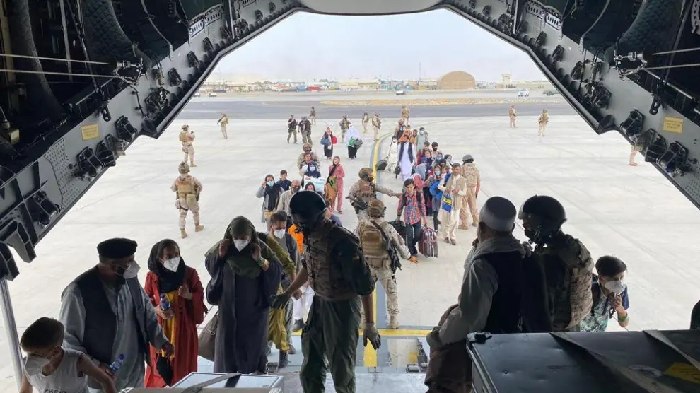 Las Fuerzas Armadas han conseguido evacuar a un primer grupo de españoles y colaboradores afganos que ya vuelan en un avión A400 del Ejército del Aire rumbo a Dubái