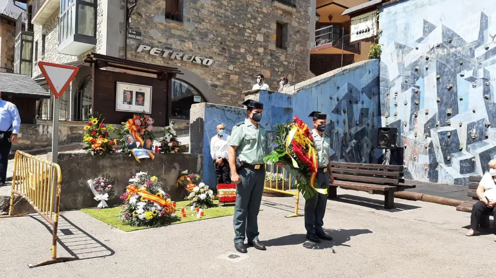 El pueblo de Sallent de Gállego ha vuelto a recordar a José Ángel de Jesús e Irene Fernández, asesinados por la banda terrorista en el año 2000.
