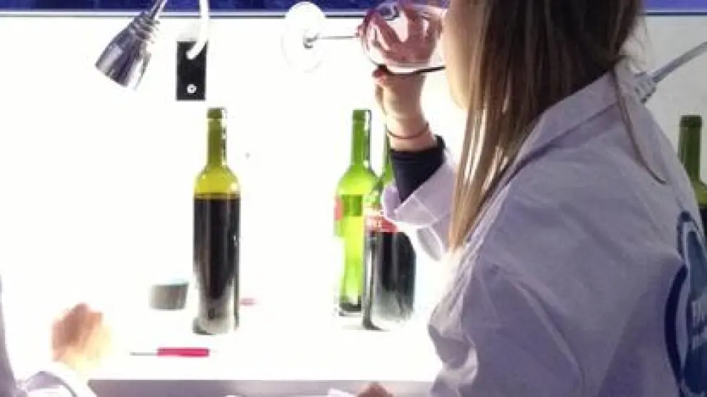 En una de las actividades, los visitantes prueban y deciden cómo mezclar los caldos para elaborar su vino.