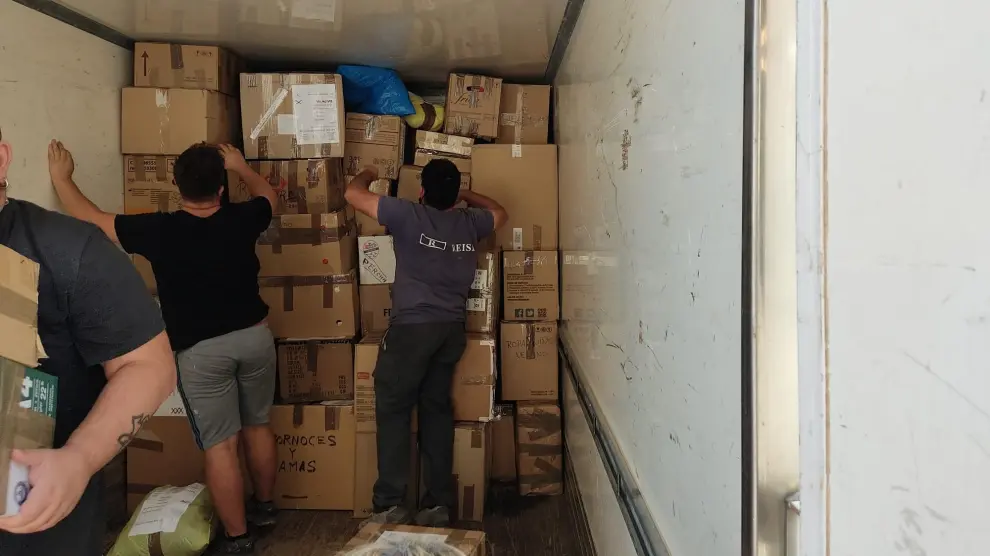 Carga del camión con los más de 2.000 kilos de ayuda humanitaria de Cártias Castrense de Aragón.