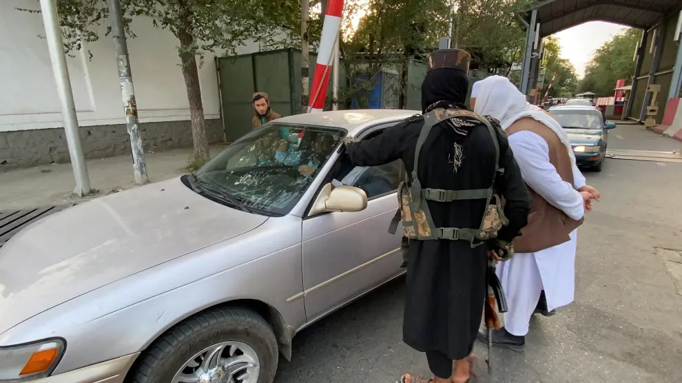 Dos talibanes controlan los vehículos que entran en la Zona Verde de Kabul, donde se ubican las embajadas.