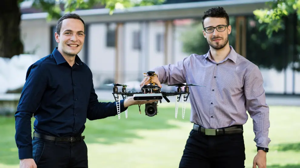 Dron desarrollado por investigadores checos para localizar personas en aglomeraciones.