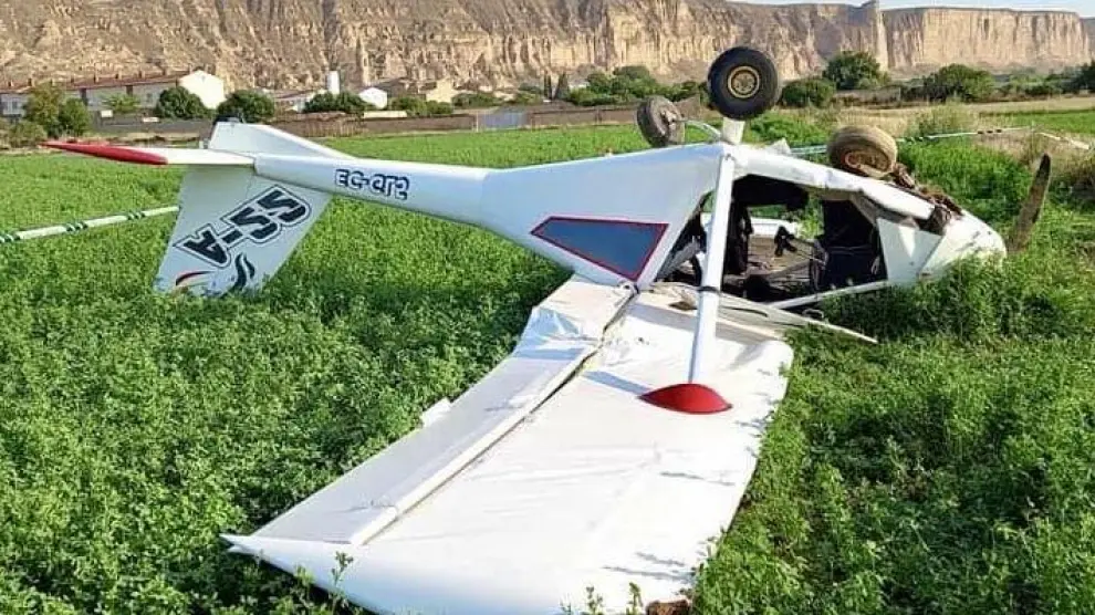 La avioneta acabó volcada en un campo dentro del municipio de Alcolea de Cinca.
