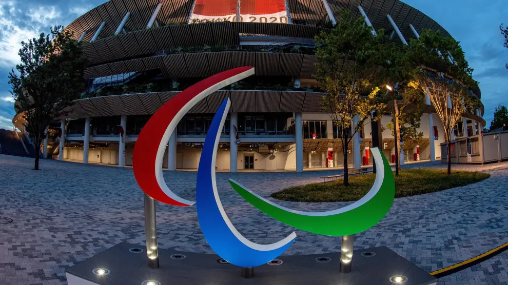 El símbolo de los Juegos Paralímpicos ante una de las instalaciones deportivas de Tokio 2020.