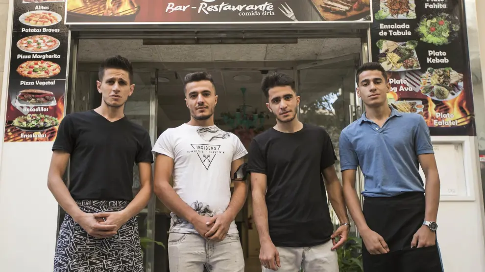 De izquierda a derecha, los hermanos Ibrahim, Mostafa, Adam y Ahmad Ramadan en la entrada de su restaurante de comida siria.