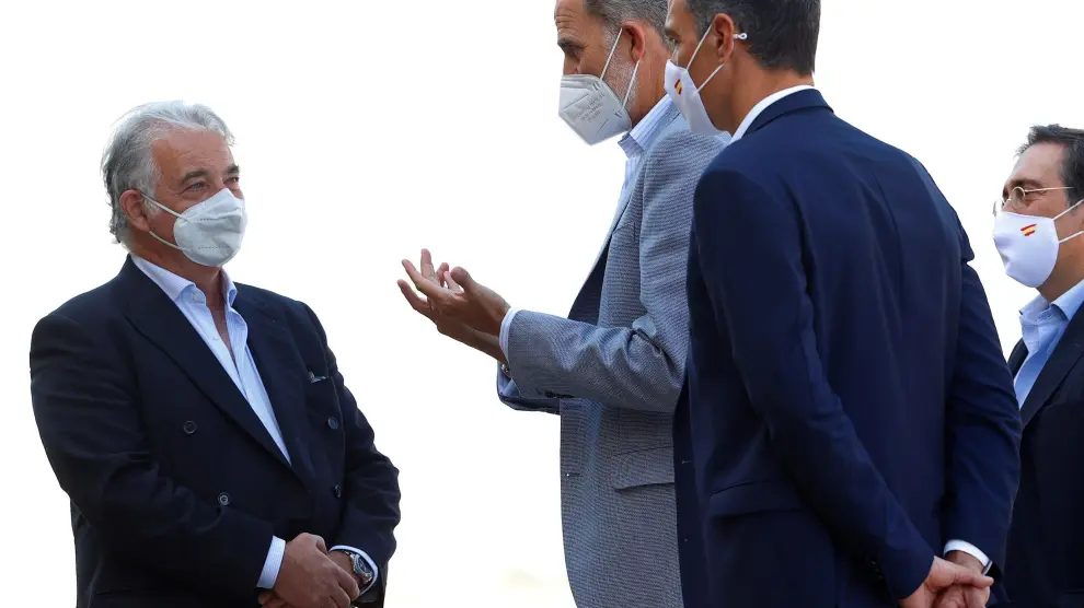 El Rey y el presidente del Gobierno hablan con el embajador español en Afganistán, Gabriel Ferrán.