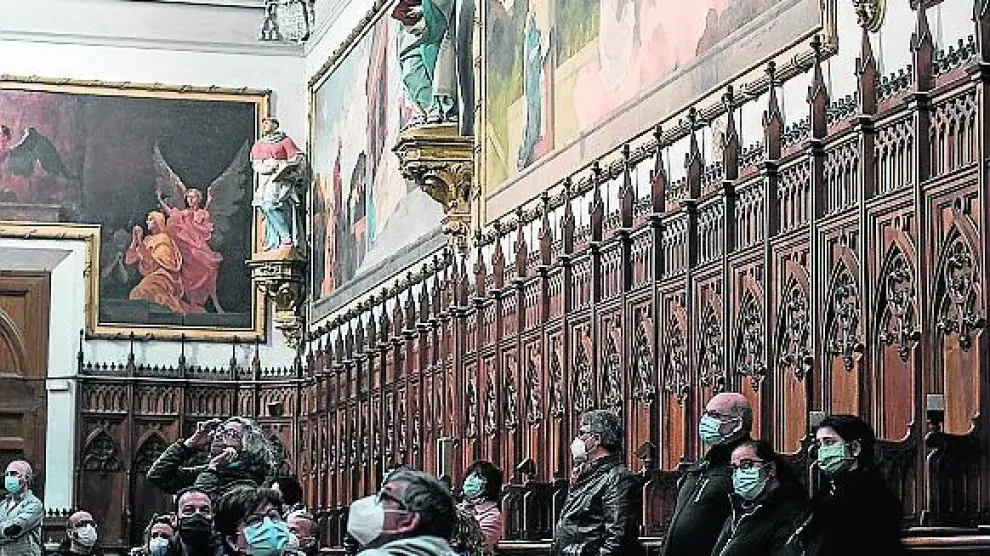 Visitantes ante las pinturas de Aula Dei.