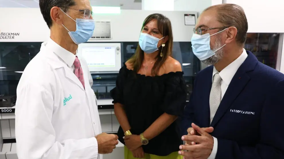 El presidente Lambán y la consejera Repollés, junto al jefe del servicio de Bioquímica del Hospital San Jorge de Huesca, José Puzo.