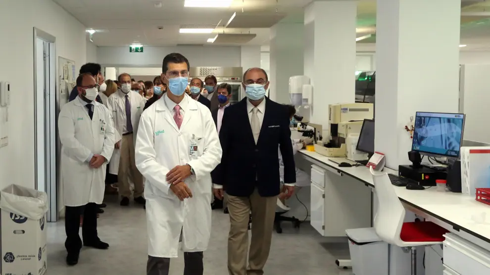 Javier Lambán, durante su visita al nuevo laboratorio del Hospital San Jorge de Huesca.