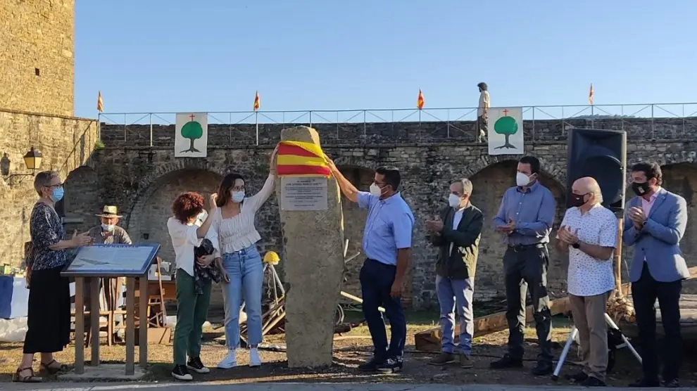 La Expoferia de Sobrarbe descubrió una placa en memoria del que fuera su director, José Antonio Murillo, junto a la nabata de la explanada del Castillo de Aínsa.