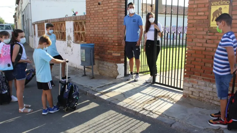 Nano Gracia y Belén Gómez dando la bienvenida a los alumnos en el colegio de Montesusín.