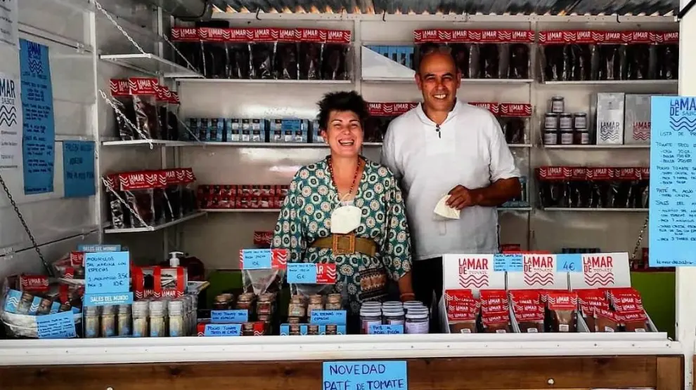 Ana y Ramón en su puesto instalado en el mercado agroalimentario de Jaca, este verano.