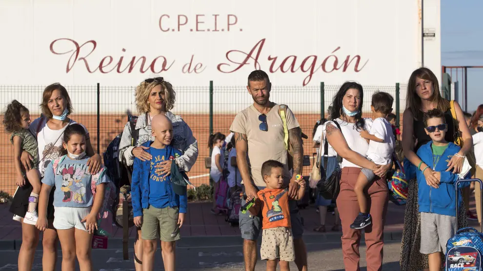 De izquierda a derecha, Bianca, con su hija Amaya en brazos; Ana y Marcos; Iván y su hijo Marco; Lourdes y Kilian, y Mercedes y  Álvaro.