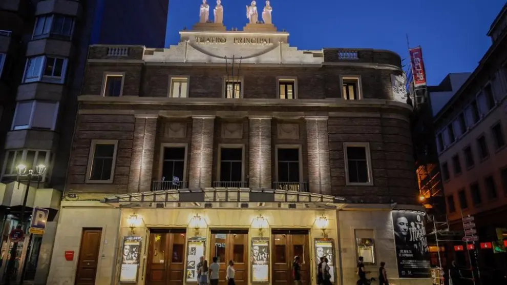 Nueva iluminación en la fachada del Teatro Principal de Zaragoza.