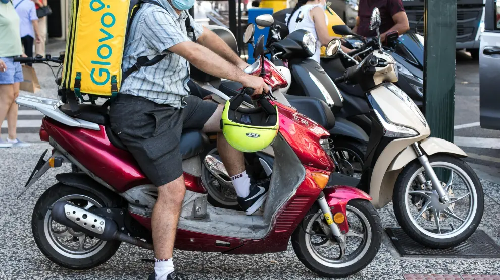 El 'rider' zaragozano Fernando, con su moto en el Coso de Zaragoza