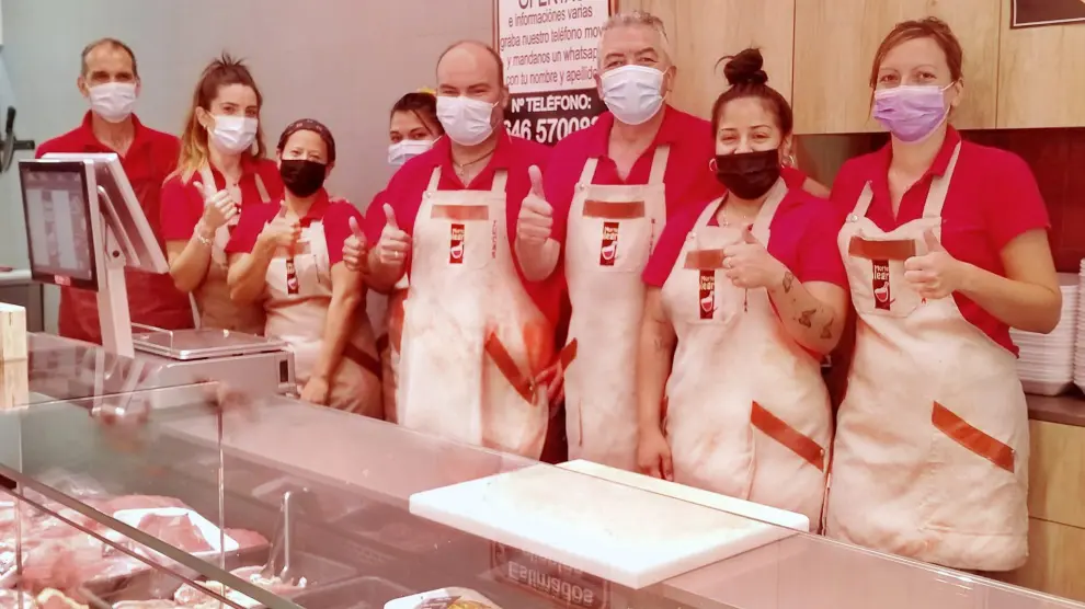 El equipo de profesionales de El Mortero Alegre, carnicería que cuenta con dos establecimientos en Zaragoza.