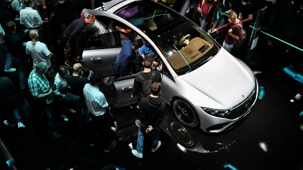 Visitors look at a Mercedes car during the Munich Auto Show IAA Mobility 2021, in Munich, Germany, September 11, 2021. REUTERS/Andreas Gebert[[[REUTERS VOCENTO]]] AUTOSHOW-MUNICH/