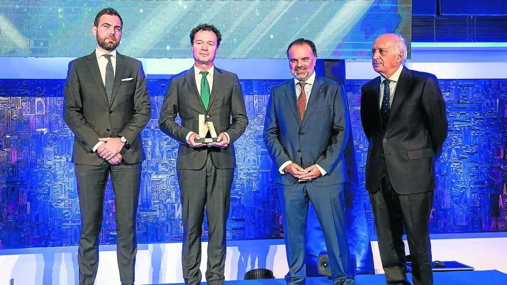 Wout van Wijk y Tom Nauta, con el Premio HENNEO, junto a Fernando de Yarza López-Madrazo y José Luis Aguirre