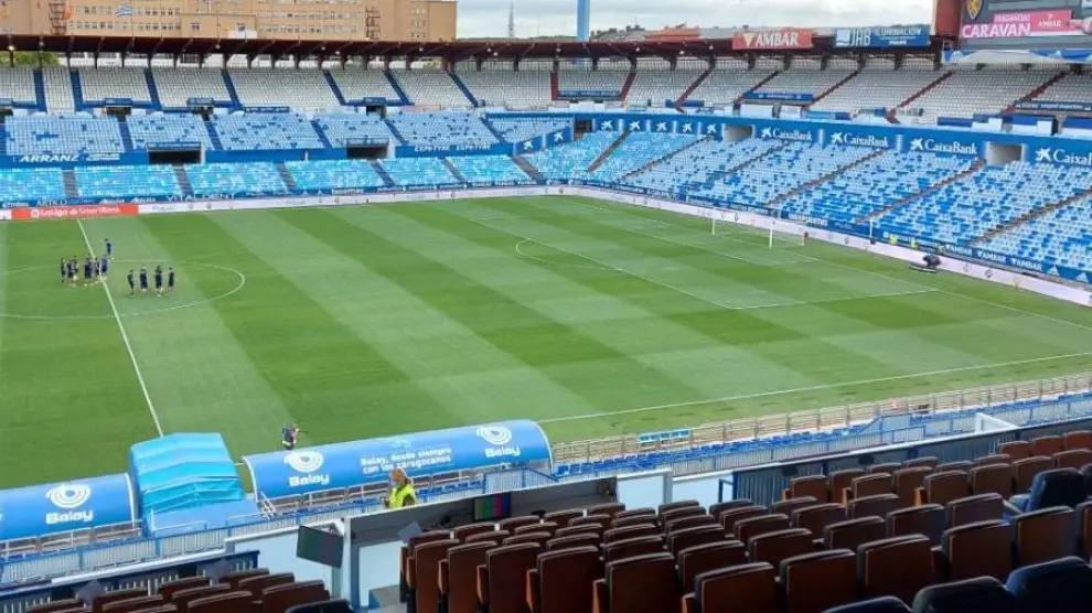 Los jugadores, en el césped de La Romareda hora y media antes del inicio del partido Real Zaragoza-Real Sociedad B.