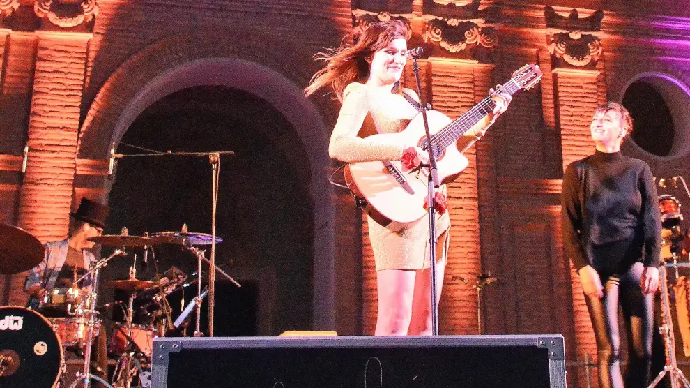 La cantante en el escenario de la Cartuja de LAs Fuentes con Beatriz Romero, interprete de lengua de signos.