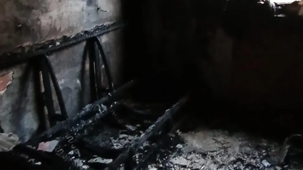 Imagen de cómo ha quedado el salón de la vivienda en Binéfar tras el incendio.