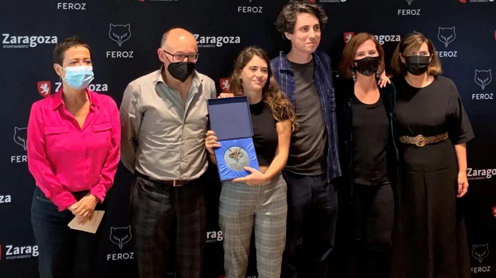 María Guerra, José Luis Rebordinos y Sara Fernández, con Jonás Trueba, director de la película ganadora del Premio Feroz en el Festival de San Sebastián.