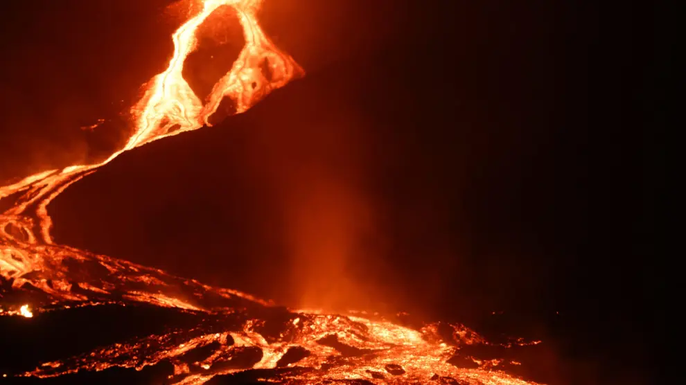 Un río de lava bajaba este lunes por la noche por la ladera del volcán