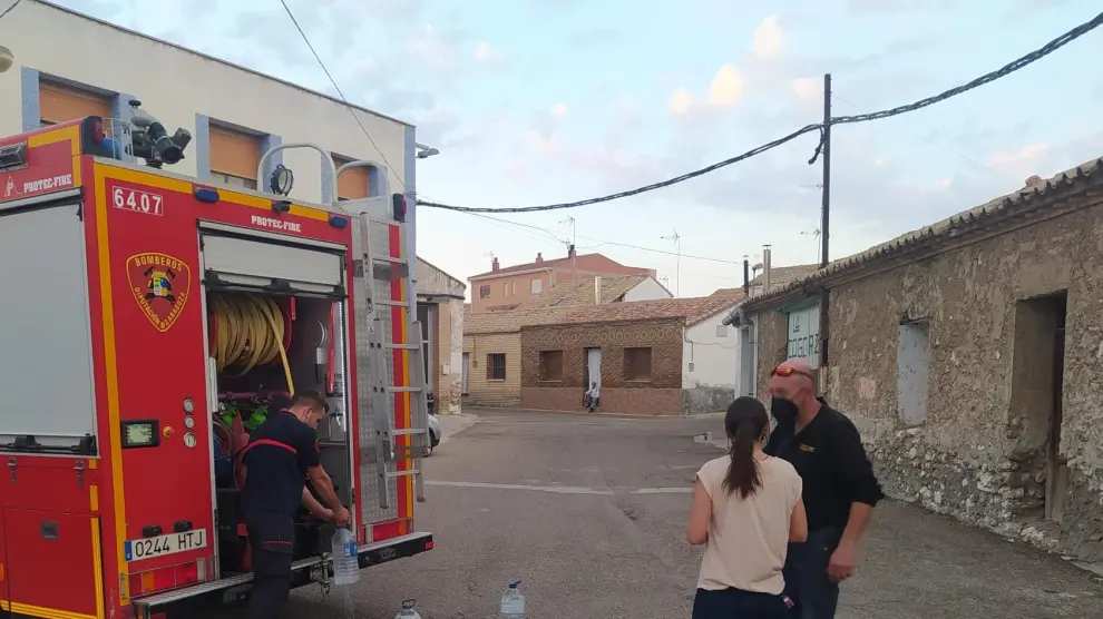 Los bomberos de la DPZ reparten agua entre los vecinos de Villafranca