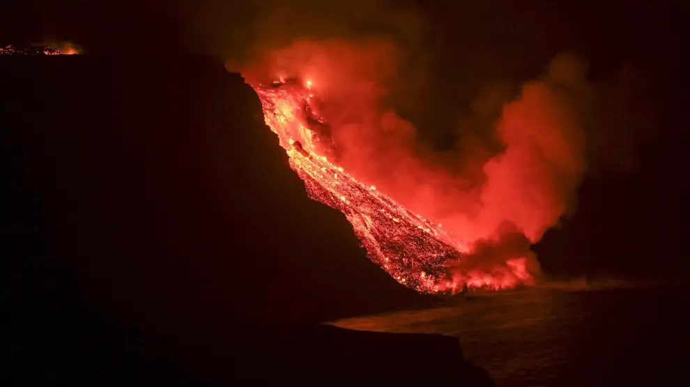 La lava del volcán cayendo al mar desde un acantilado