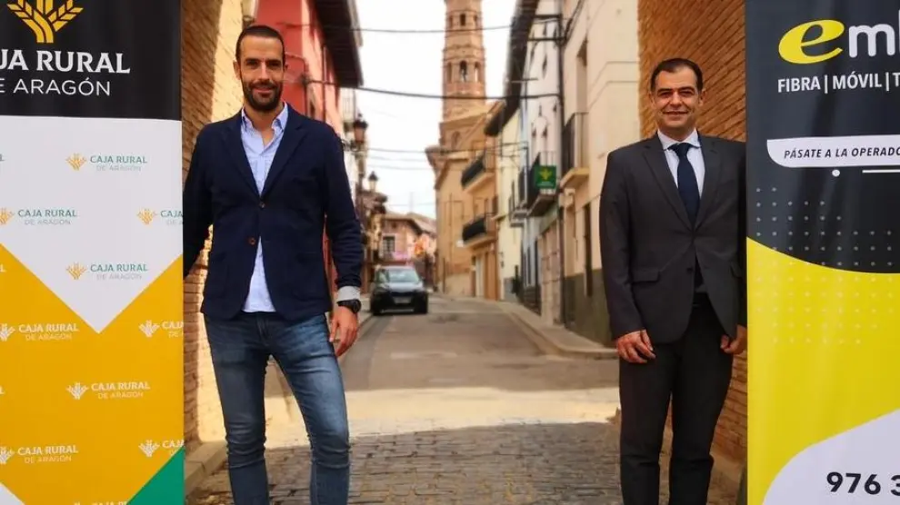 Etién Aldea, de Embou y José Luis Larragay de Caja Rural de Aragón, en Paniza presentando el acuerdo de colaboración entre las dos empresas aragonesas.