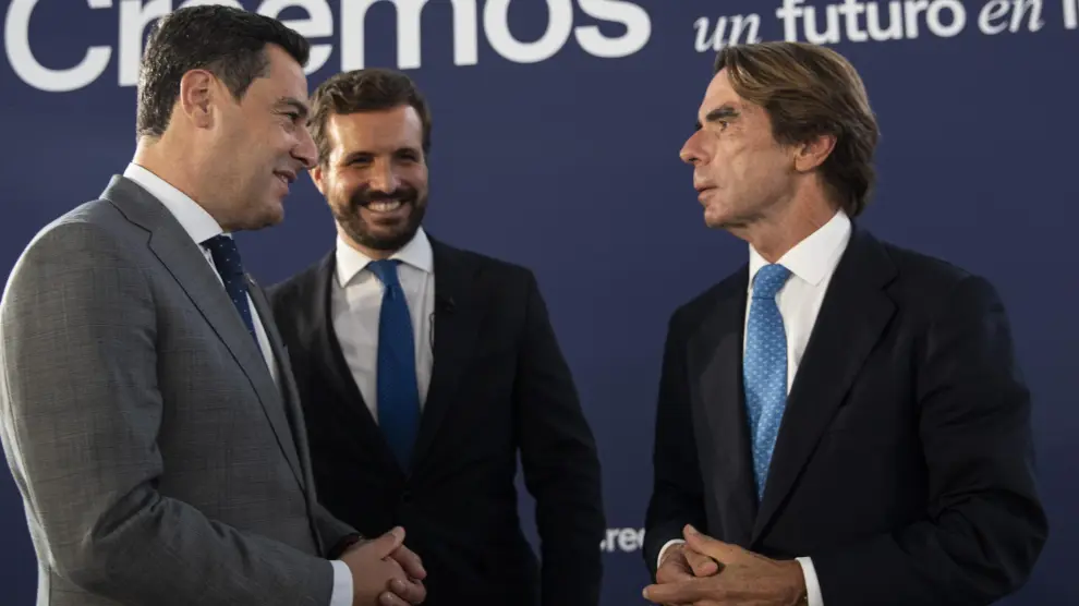 Juanma Moreno, José María Aznar y Pablo Casado, este jueves en la convención del PP.