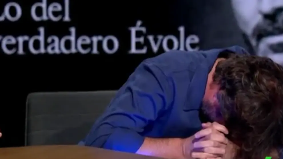 Jordi Évole sufre un ataque de cataplexia en 'El Intermedio', este jueves.