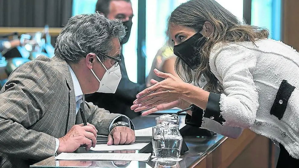 Julio Calvo y María Navarro, en el pleno del pasado miércoles.