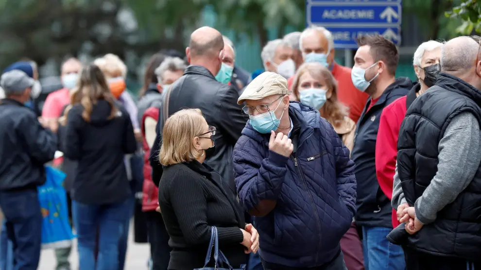 Algunos ciudadanos frente a un centro de vacunación de Bucarest.