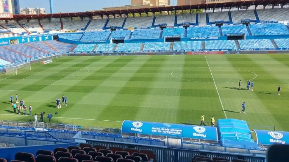 Los jugadores del Real Zaragoza y el Real Oviedo, hora y media antes del inicio del partido en La Romareda.