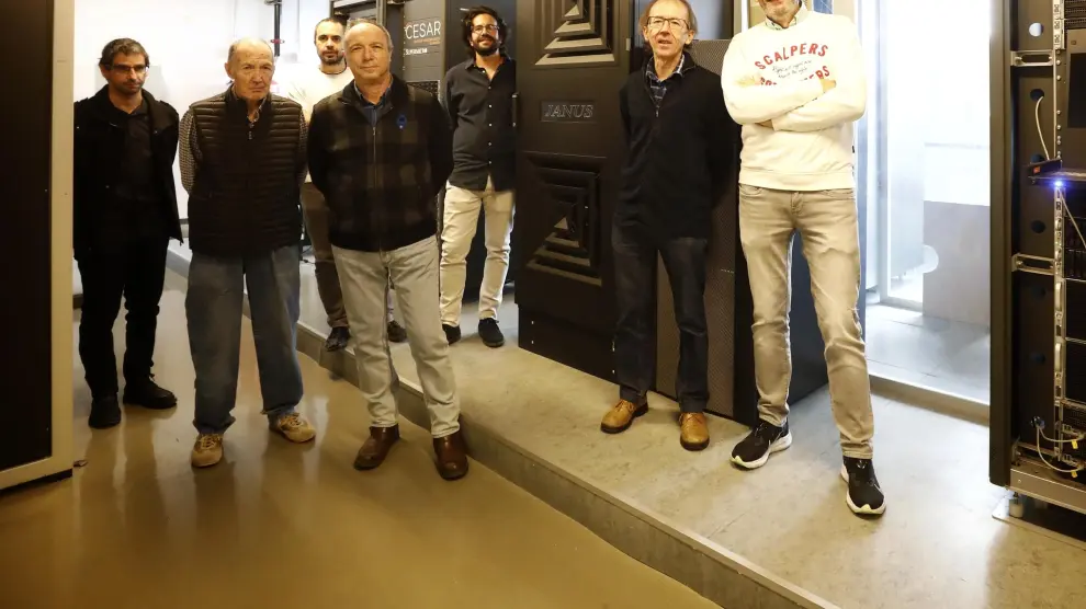 Jorge Monforte, Andrés Cruz, Sergio Pérez-Gaviro (al fondo, de blanco), Alfonso Tarancón, Sergio Jiménez, Denis Navarro y David Íñiguez, junto al gran ordenador que financió Parisi.